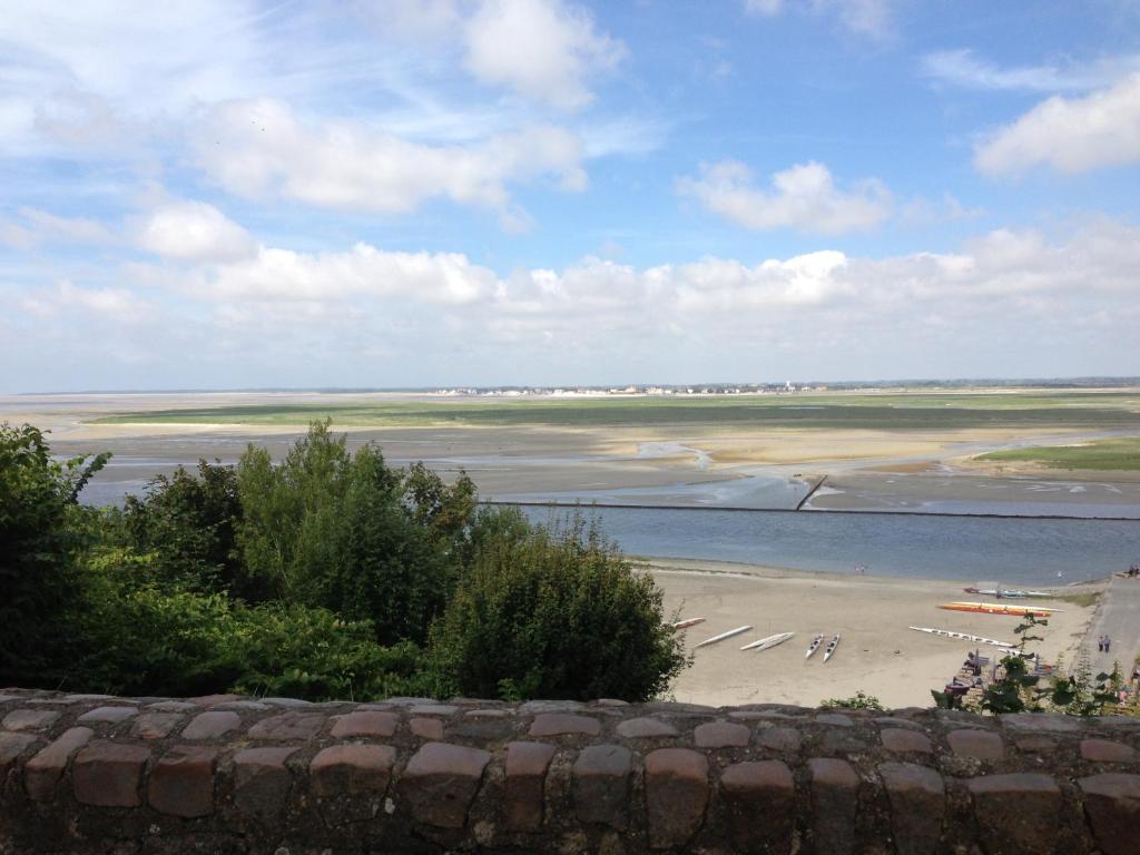 a view of a beach and the ocean at La Bassurelle in Saint-Valéry-sur-Somme
