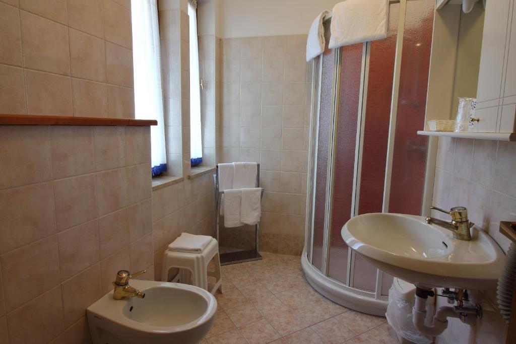 Koupelna v ubytování Hotel ai Tre Ponti - Dolomiti