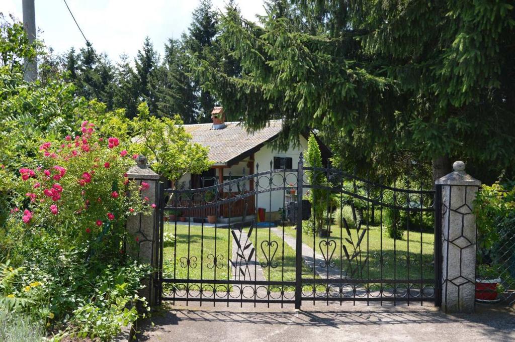 una puerta frente a una casa con flores en Savinacki kutak, en Takovo