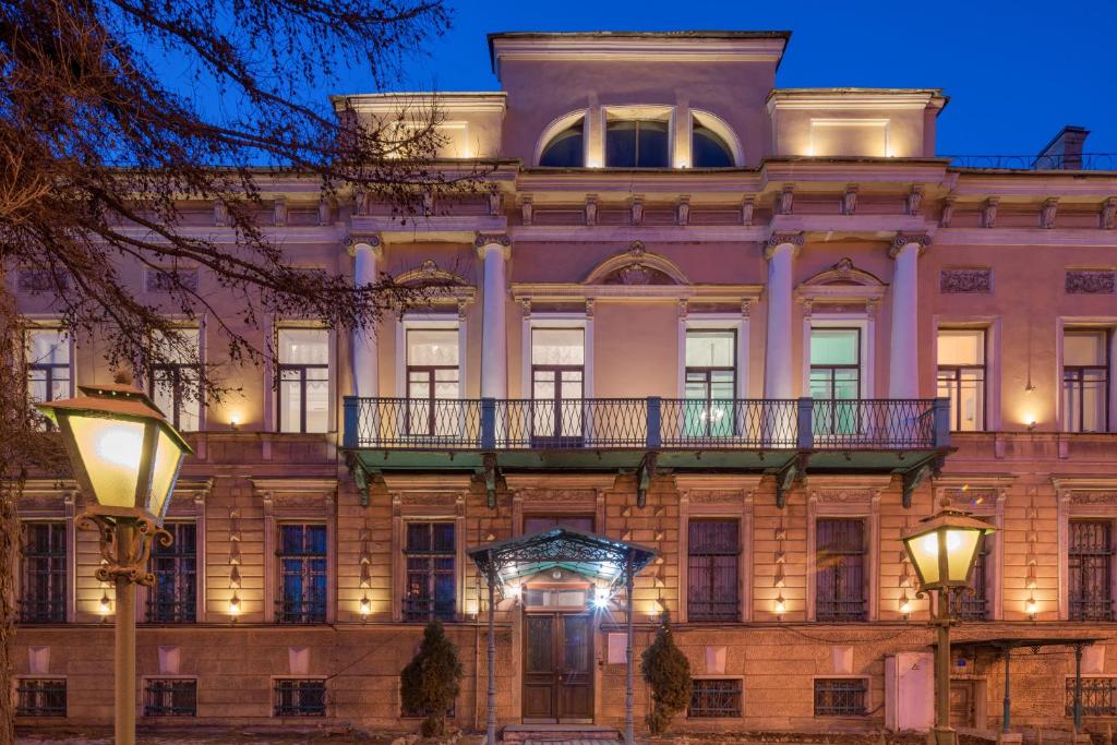 een gebouw met een balkon erboven bij Brullov Mansion in Sint-Petersburg