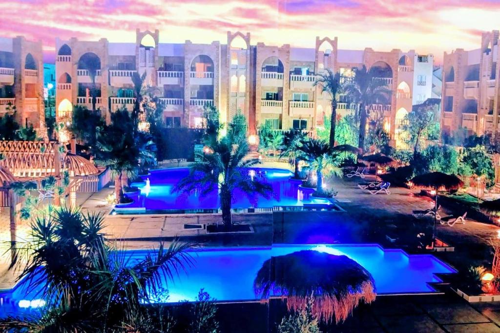 een resort met een groot gebouw met blauwe verlichting bij One- bedroom apartment S3 in Vip Zone Sunny Lakes in Sharm El Sheikh