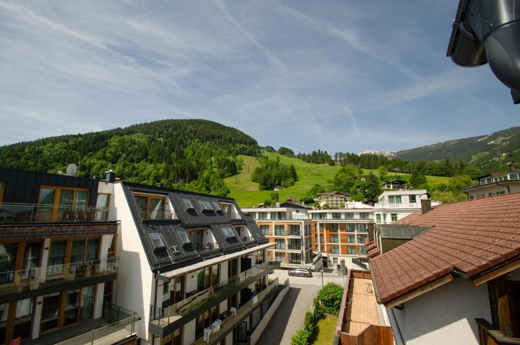 eine Stadt mit Gebäuden und einem Berg im Hintergrund in der Unterkunft Penthouse Apartment Zell am See with lake and mountain view in Zell am See