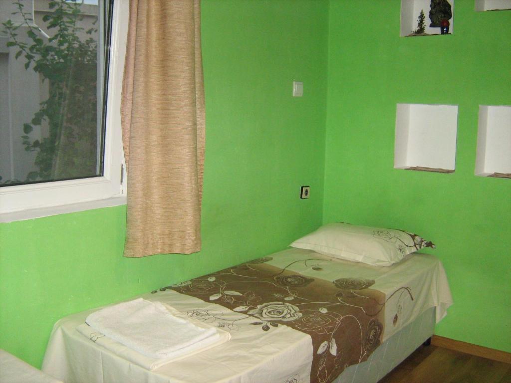 ソゾポルにあるApartment Nevenaの小さな緑の部屋(ベッド付)