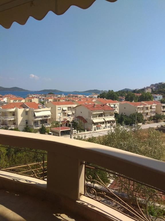 widok miasta z balkonu w obiekcie Fotini's Apartment w mieście Néa Péramos