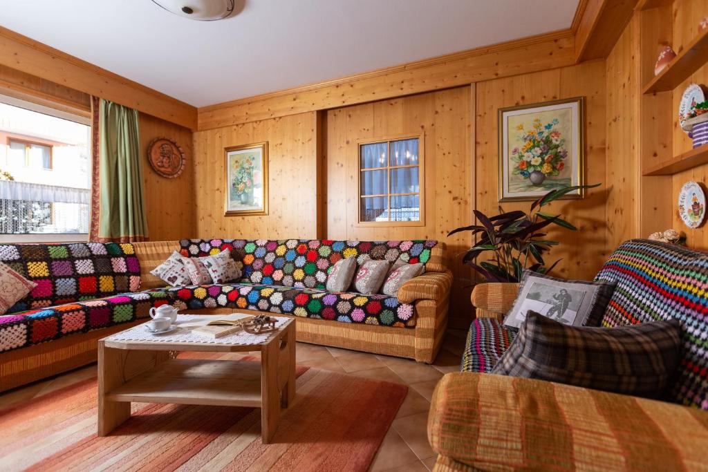 Posezení v ubytování Hotel I Rododendri