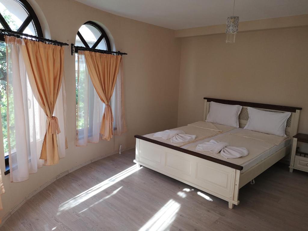 Postel nebo postele na pokoji v ubytování Ashram Hotel