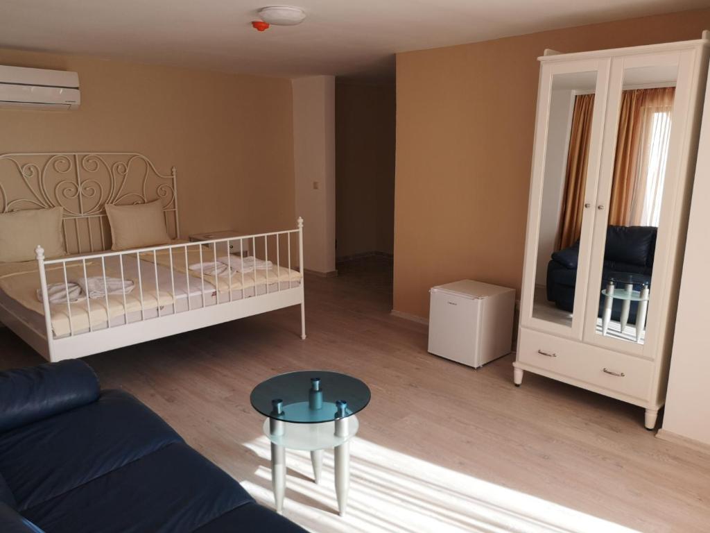 Postel nebo postele na pokoji v ubytování Ashram Hotel