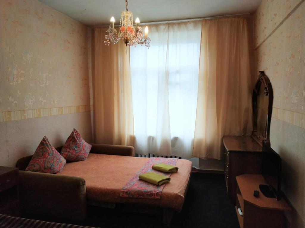 モスクワにあるАпартаменты метро Автозаводскаяのテーブルと窓が備わる小さな客室です。