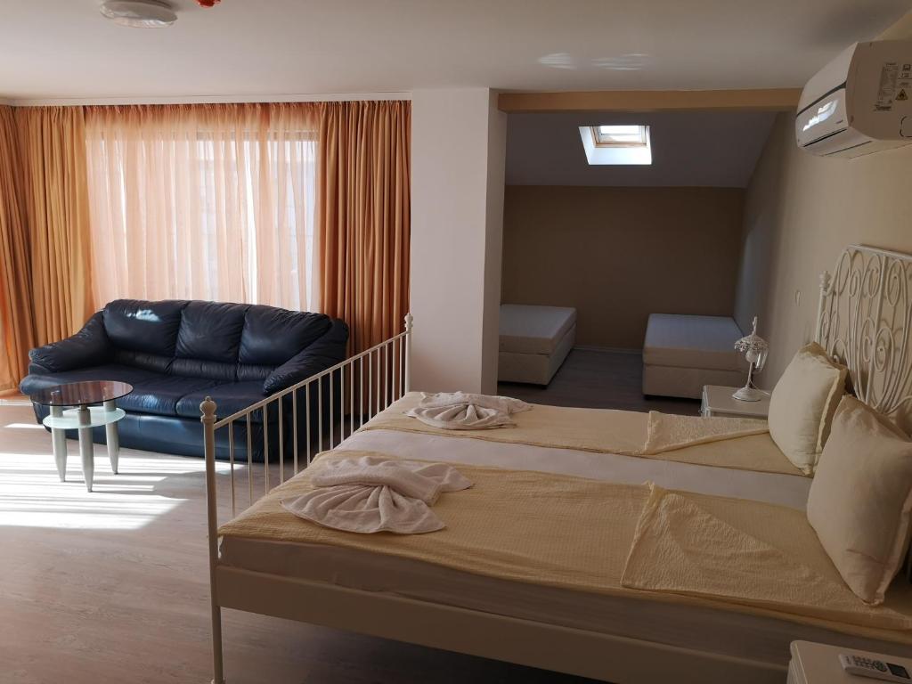 Postel nebo postele na pokoji v ubytování Ashram Hotel