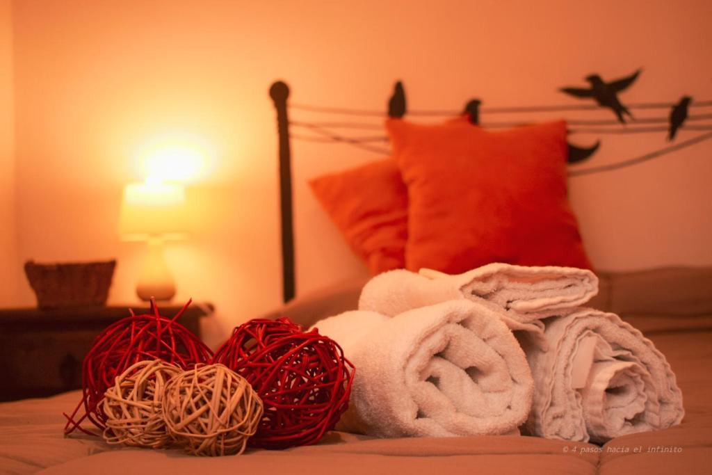 a room with a bed with towels and a lamp at Nomad in San Carlos de Bariloche