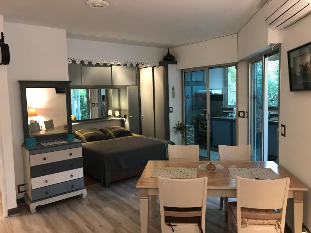 1 dormitorio con 1 cama, mesa y sillas en Le Saint Géran - A 3mn à pied de la plage et de tous commerces en La Saline les Bains