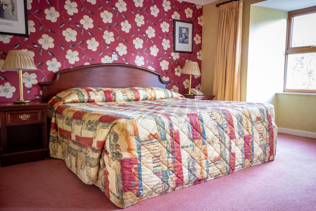 Ліжко або ліжка в номері Lynhams Hotel