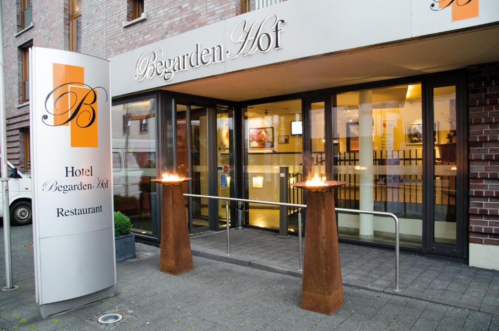 una tienda frente a un edificio con ventanas de cristal en Hotel Begardenhof, en Colonia