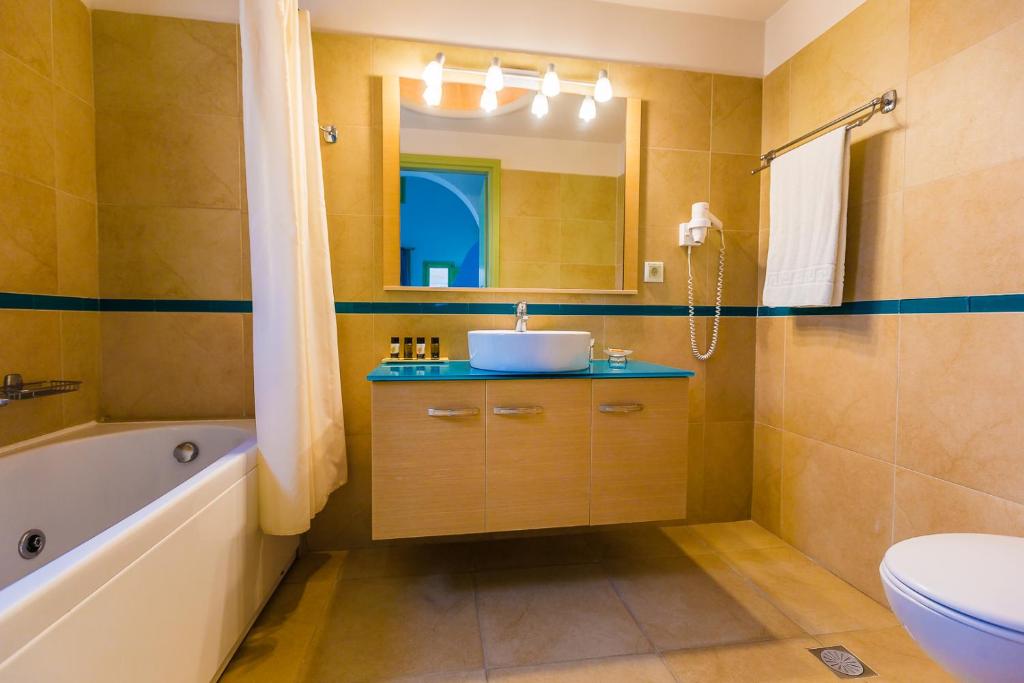 Koupelna v ubytování Anassa Deluxe Suites