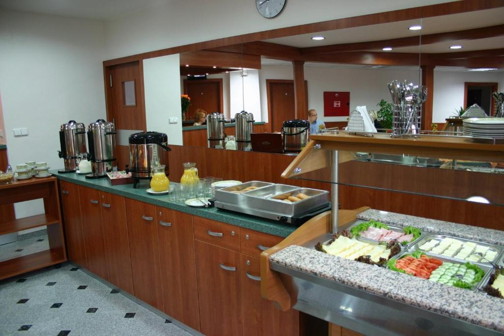 restauracja z ladą z jedzeniem w obiekcie Alexis w Pradze