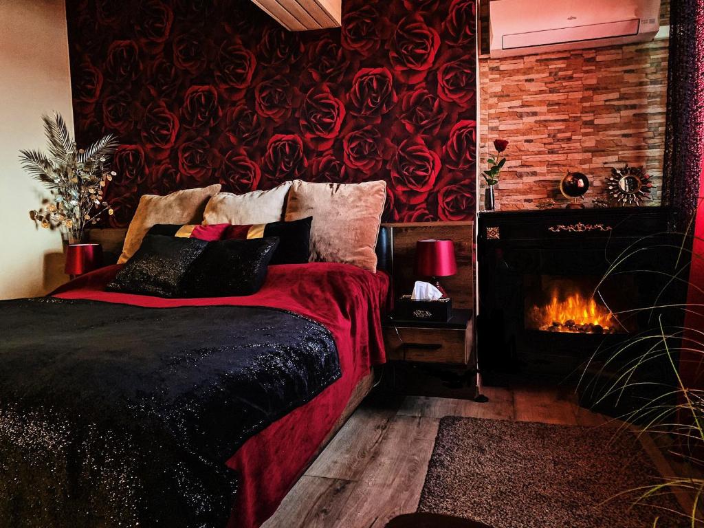 een slaapkamer met een bed en een bakstenen muur bij Glamour in Boedapest