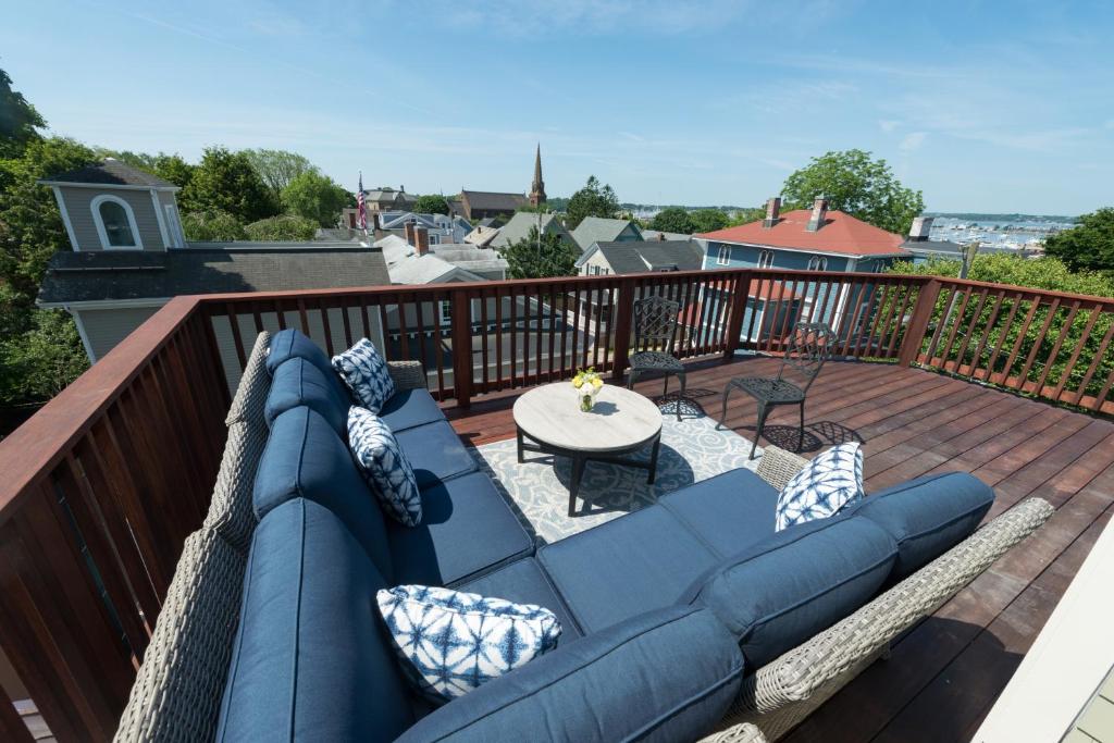 eine Terrasse mit einer blauen Couch auf einer Terrasse in der Unterkunft Serenity Inn Newport in Newport