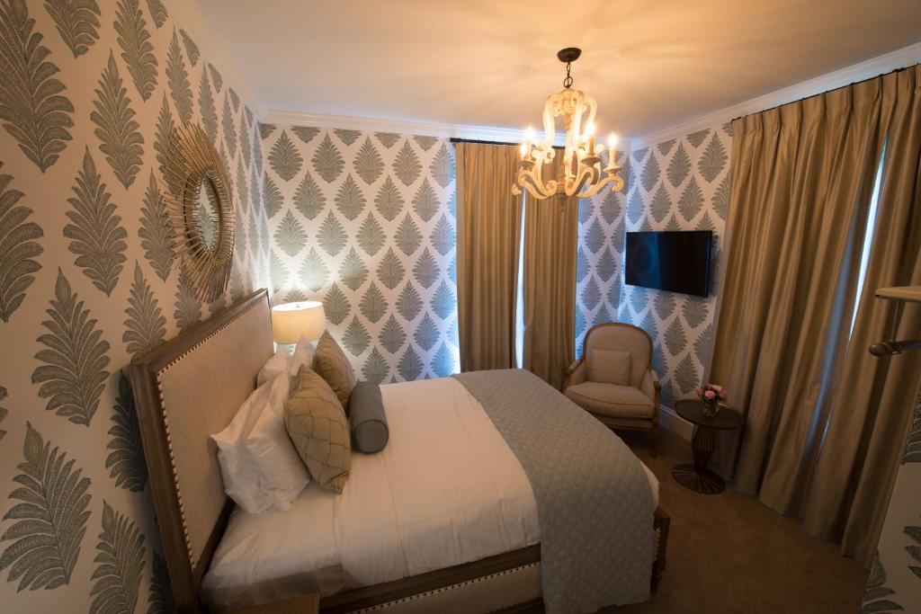 Postel nebo postele na pokoji v ubytování Serenity Inn Newport