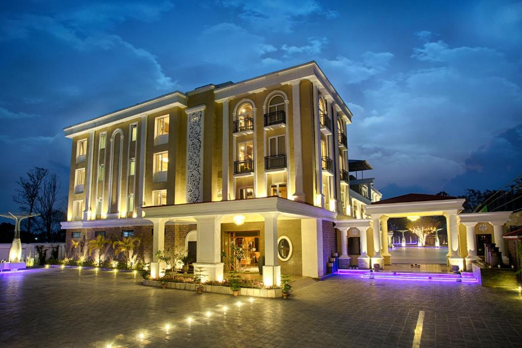 un grande edificio con luci di fronte di Four Vedas Hotel & Resort a Siliguri