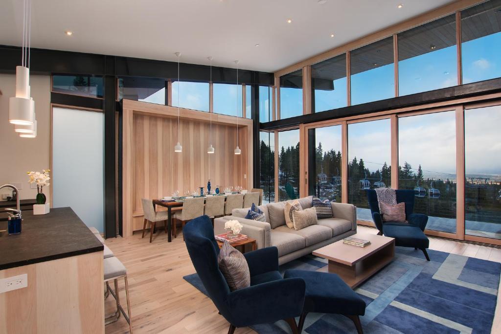 ein Wohnzimmer mit einem Sofa und einem Tisch in der Unterkunft Luxury 4BD True Ski-In/Ski-Out Mid-Mountain Residence - Stellar Northstar in Truckee