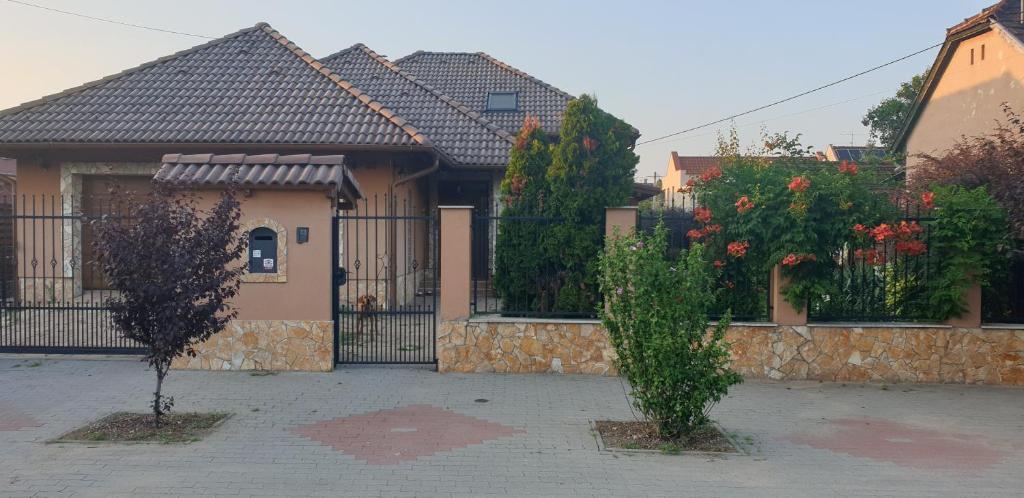 dos árboles frente a una casa con una valla en Szent László, en Budapest