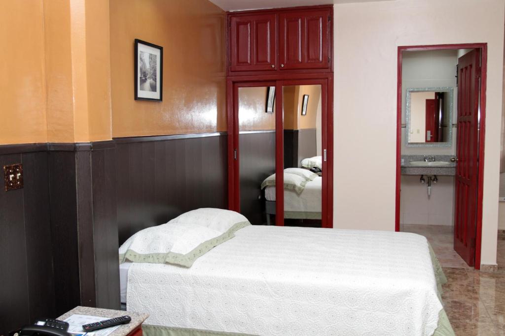 Postel nebo postele na pokoji v ubytování Hotel Alcala