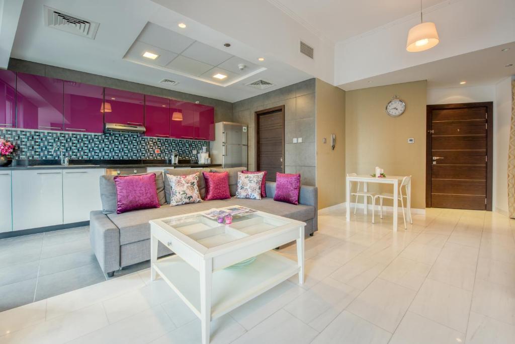 
A seating area at 1 Bedroom Apartment in Cayan Tower by Deluxe Holiday Homes
