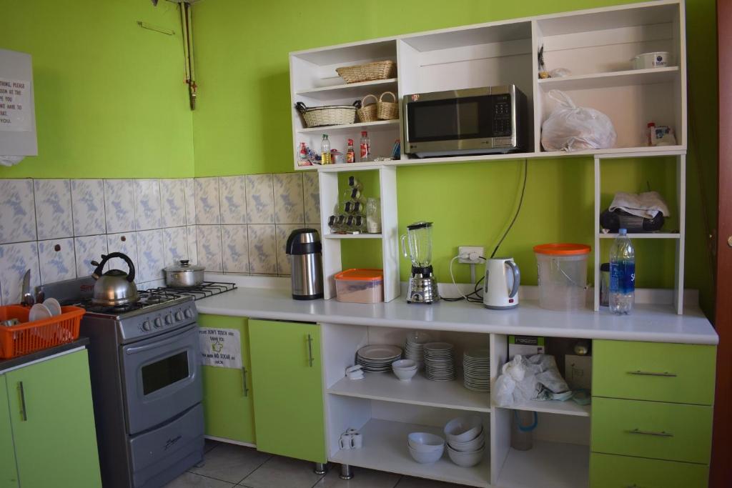 Kuchyň nebo kuchyňský kout v ubytování Mango Hostel B&B