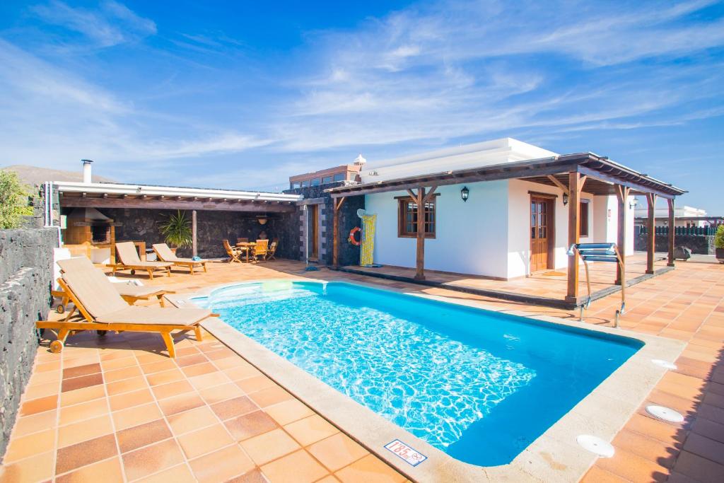 Bazén v ubytování A1 Casas Y Villas juani y juan lanzarote (tomaren) Free WiFi nebo v jeho okolí