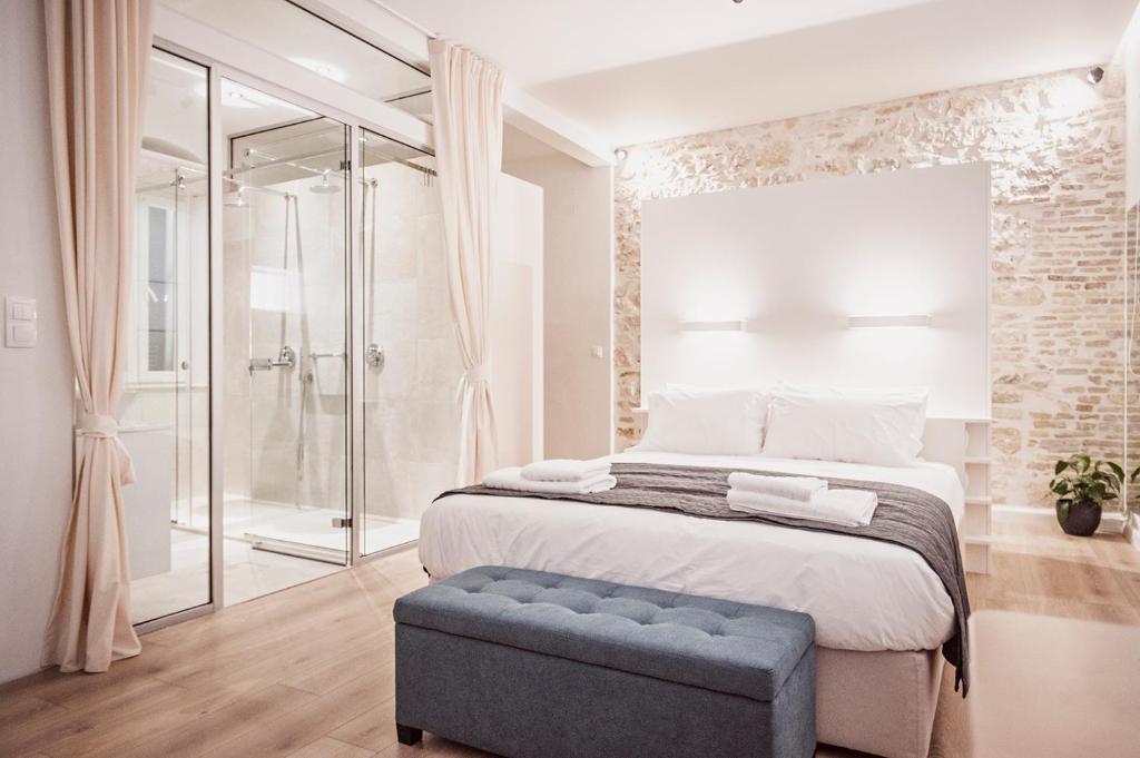 Postel nebo postele na pokoji v ubytování S&G Corfu Old Town Apartments - The Volto Suite