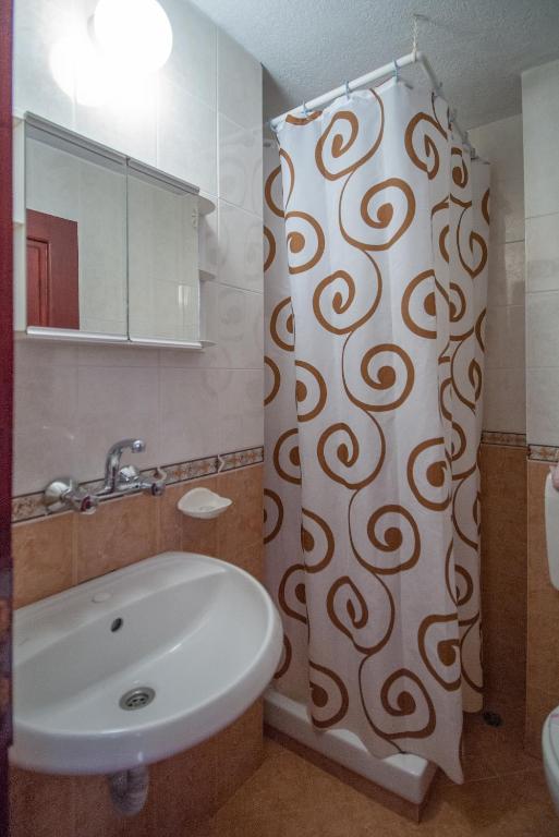 A bathroom at Hotel Stefanov 1