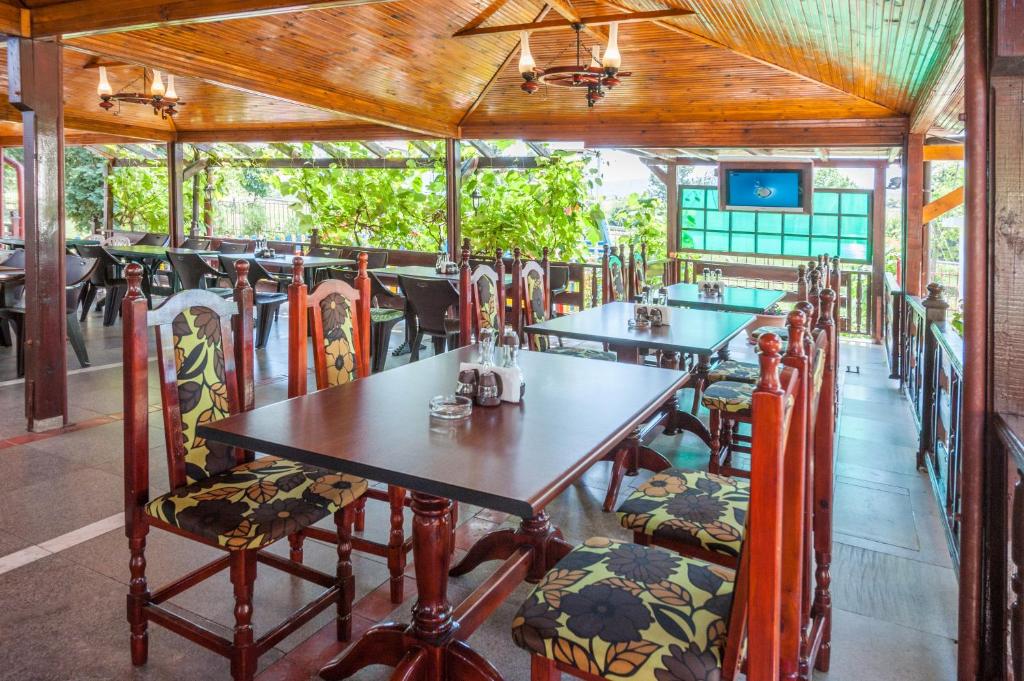 A restaurant or other place to eat at Hotel Stefanov 1