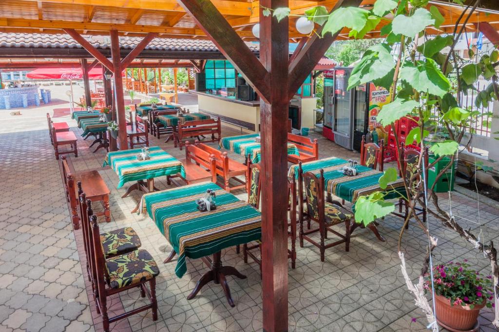 A restaurant or other place to eat at Hotel Stefanov 1