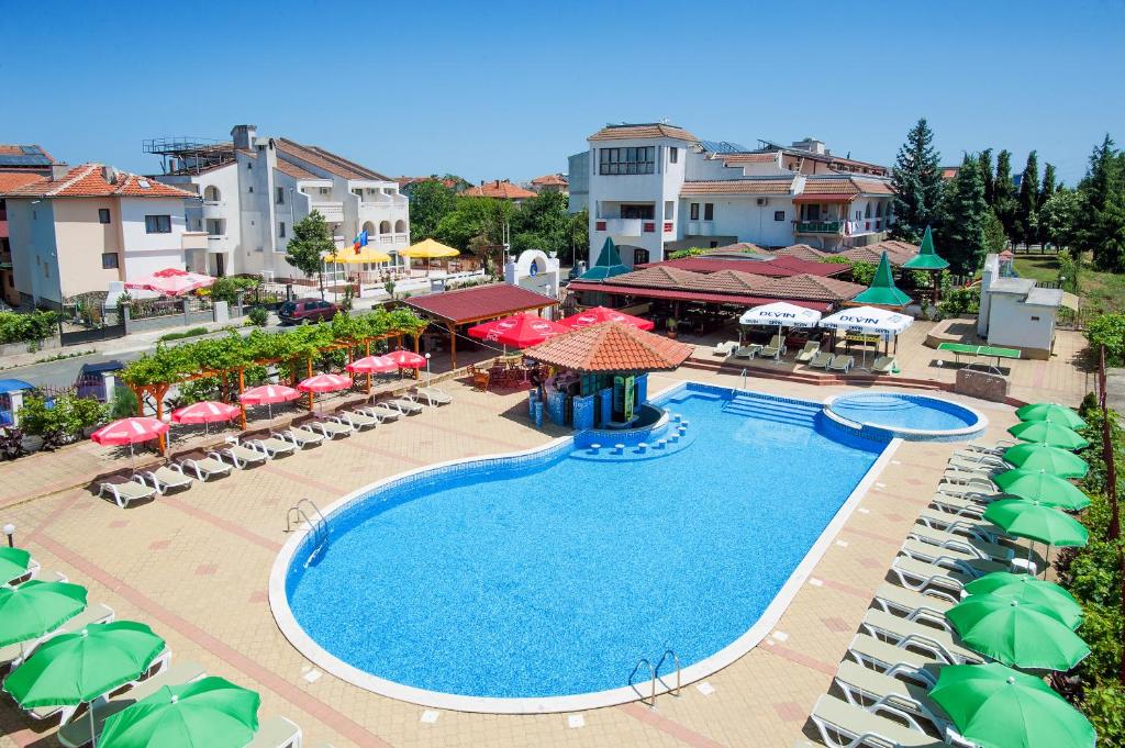 una vista aérea de una piscina del complejo con sombrillas y sillas en Hotel Stefanov 1, en Lozenets