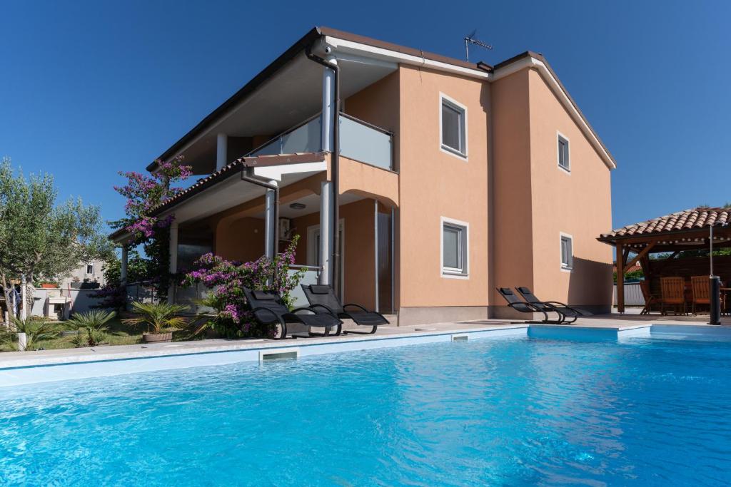 Bazén v ubytování Apartments Lara nebo v jeho okolí