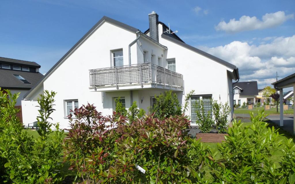 a white house with a balcony at TOP Ferienwohnung Limburg "Am Bildstock" in Limburg an der Lahn
