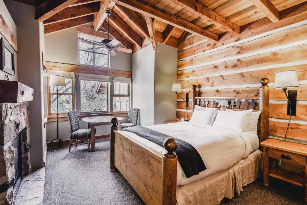Postel nebo postele na pokoji v ubytování Sundance Mountain Resort