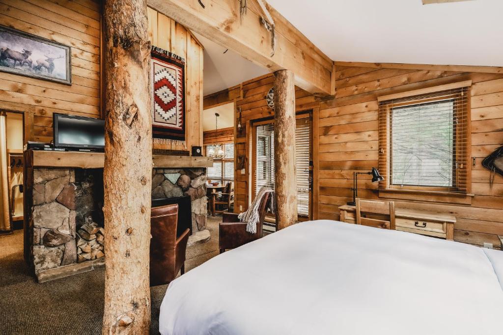Postel nebo postele na pokoji v ubytování Sundance Mountain Resort