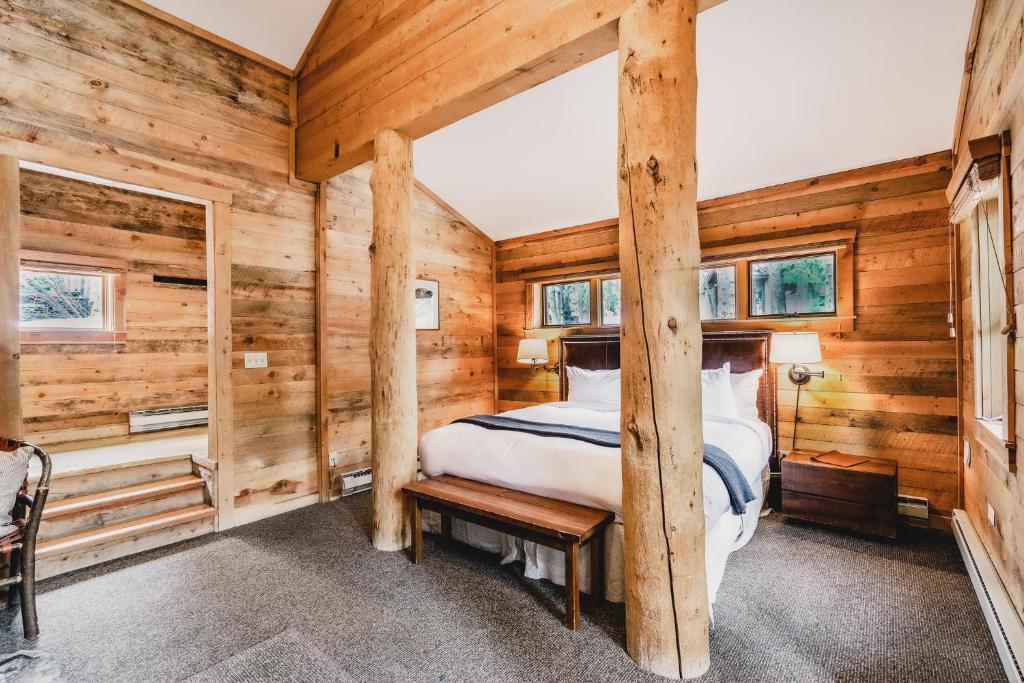 Postel nebo postele na pokoji v ubytování Sundance Mountain Resort