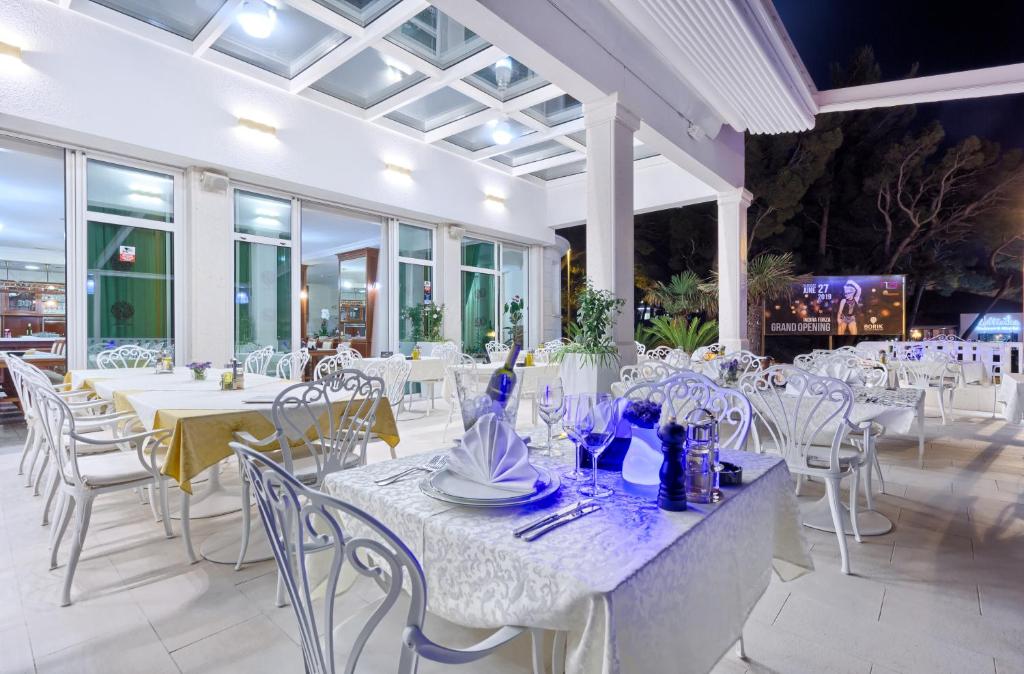 A restaurant or other place to eat at Hotel Villa Bacchus