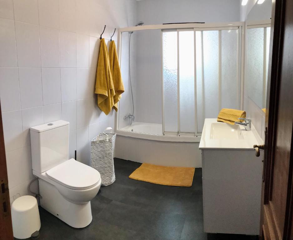 uma casa de banho com um WC, uma banheira e um lavatório. em Apartamento céntrico Santa Cruz de Tenerife em Santa Cruz de Tenerife