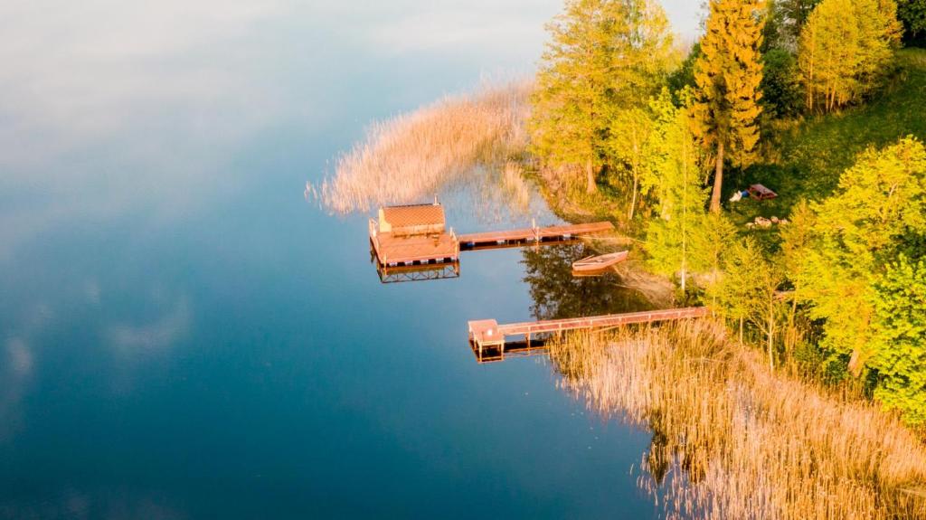 una vista aérea de un lago con un camión en Atpūtas vieta Ežezers en Andzeļi