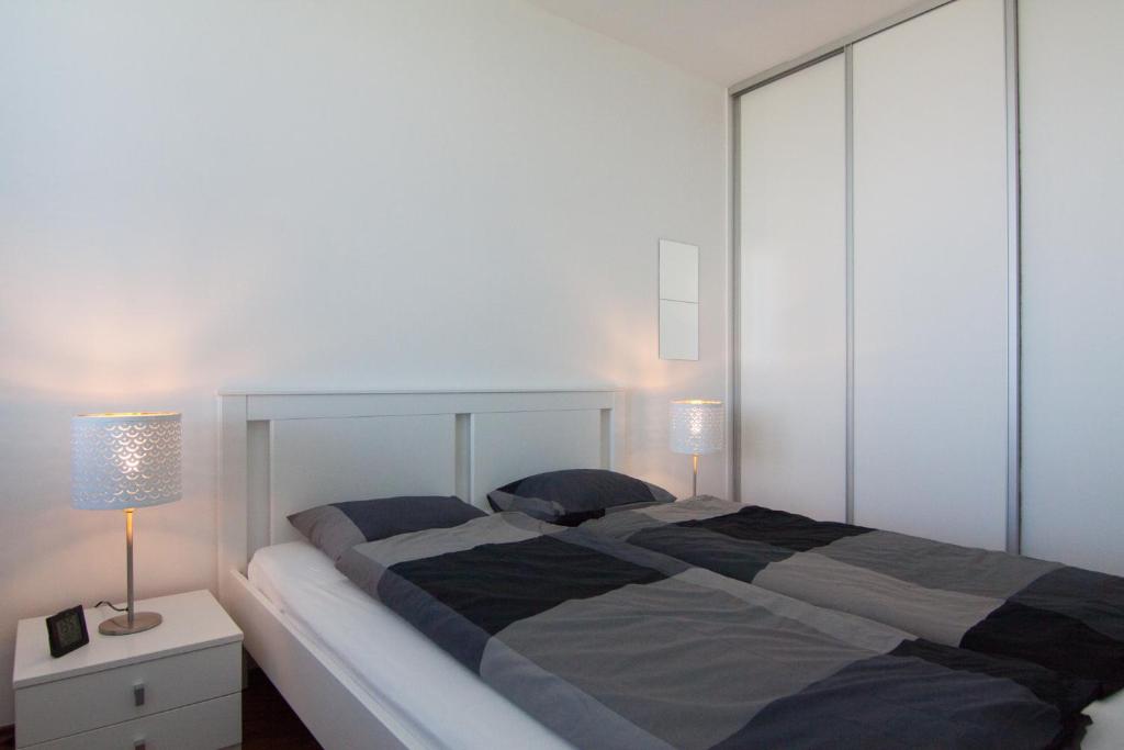 A bed or beds in a room at Juls Apartment next to football and hockey stadium
