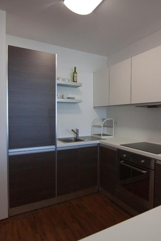 A kitchen or kitchenette at Juls Apartment next to football and hockey stadium