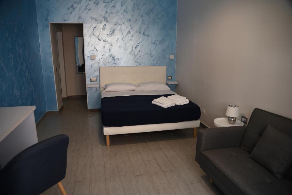 ナポリにあるFlyresidenceの小さなベッドルーム(ベッド1台、ソファ付)
