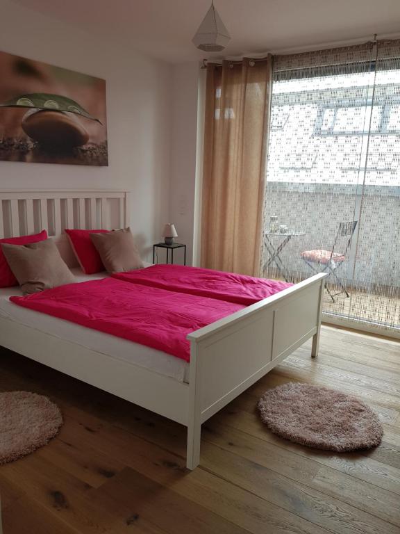 - une chambre avec un grand lit et une couverture rouge dans l'établissement Tina´s Apartment, à Vienne