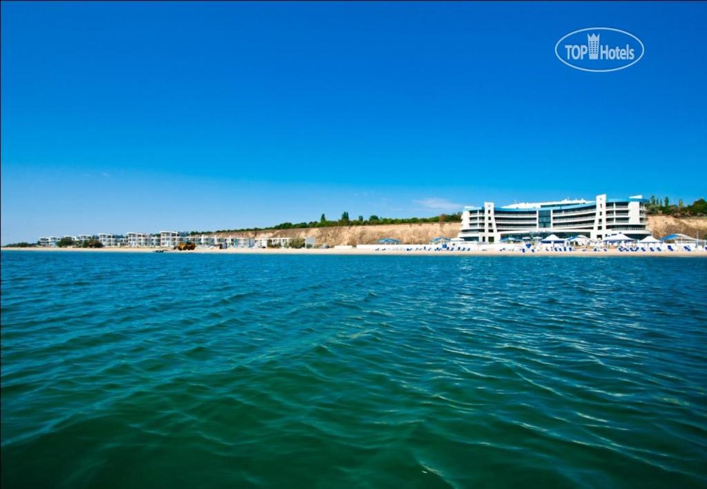 Blick auf ein Resort vom Wasser aus in der Unterkunft Золотой Бугаз in Hrybiwka