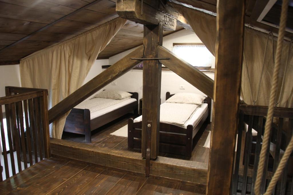 Bunk bed o mga bunk bed sa kuwarto sa Apartma Skednj
