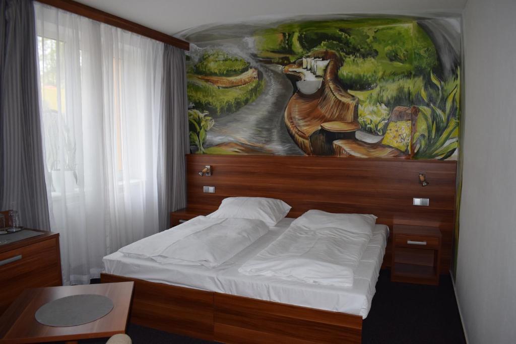 フリンブルクにあるLipno-Apartmán Frymburk D110のベッドルーム1室(壁に絵画が描かれたベッド1台付)