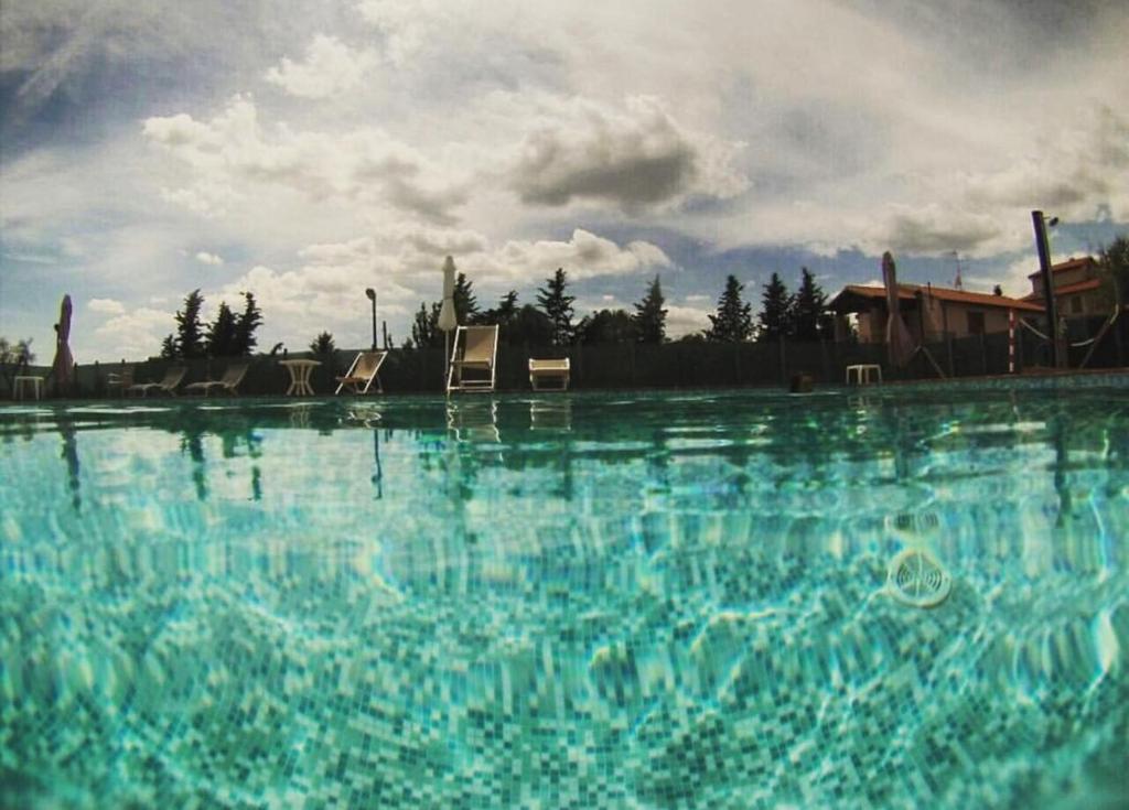 Bazén v ubytování Agriturismo Diaccialone nebo v jeho okolí